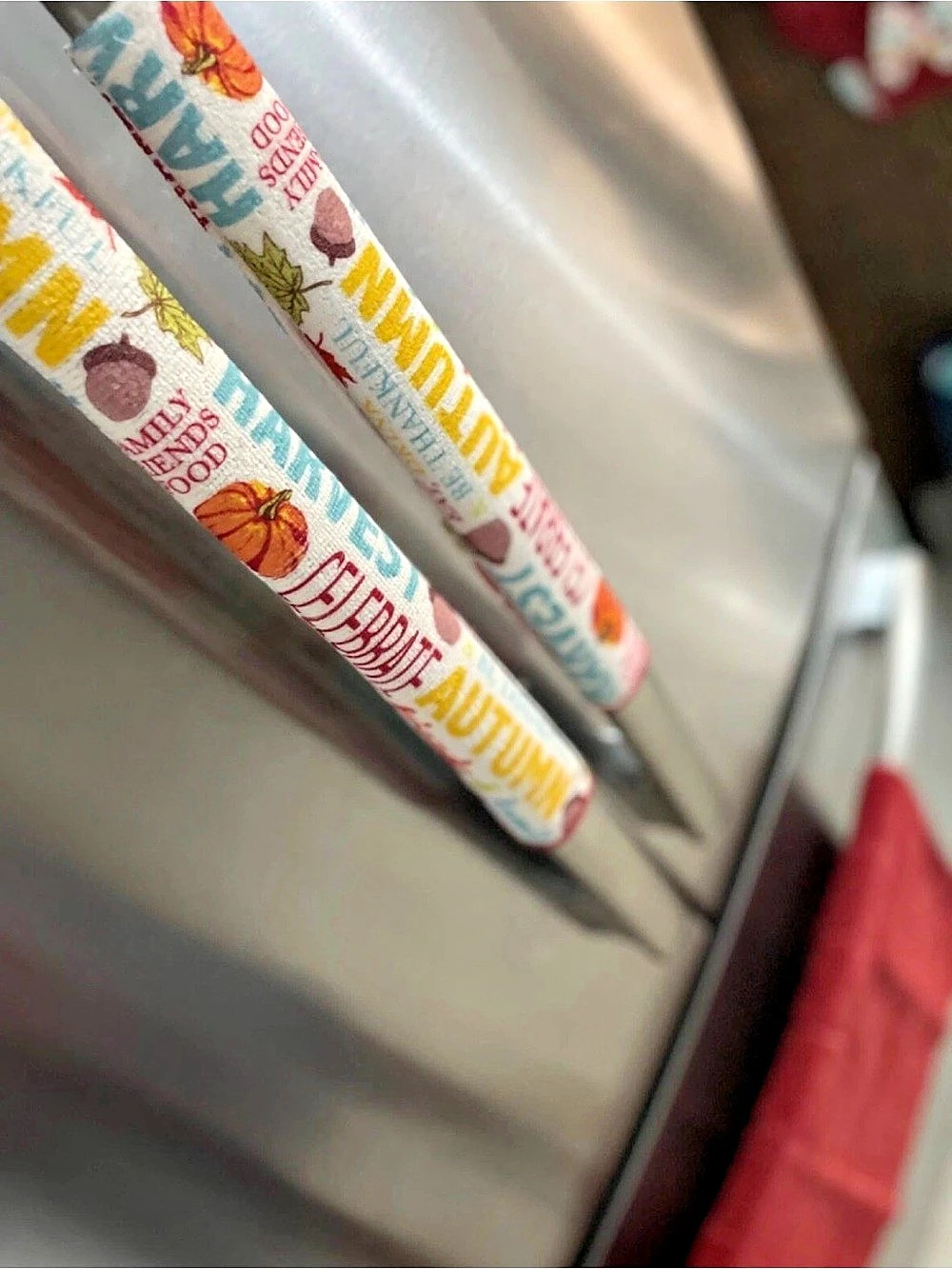 Brand New | Red & White Abstract Holiday Kitchen Linen Set (5 Piece)